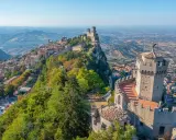 Torri medievali e borgo arroccato sul monte Titano, un paesaggio mozzafiato dello stato San Marino.