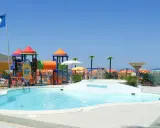 Piscina con scivolo e giochi acquatici in una giornata di sole a Cattolica, Emilia Romagna.