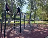 Bambini si arrampicano su una struttura per esercizi all'aperto nel parco Briolini a Rimini.