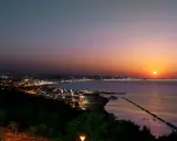 Tramonto su Gabicce Mare. Luci della città accese, un invito a scoprire cosa fare a Gabicce Mare la sera, tra passeggiate sul lungomare e cene vista mare.