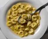 Tortellini in brodo, un classico da provare se ti chiedi cosa mangiare a Ravenna. Un piatto caldo e confortante.