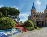 Castello fiabesco con draghetto azzurro e mosaico "Benvenuti a Fiabilandia". Un'idea per cosa fare a Rimini con i bambini.