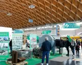 Fiera eco mondo rimini: macchinari per il riciclo e l'ambiente, con stand e visitatori.