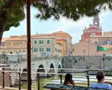Ponte di Tiberio e palazzi colorati a Rimini, un'ottima idea per le cose da fare in città.