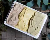 Tre gusti di gelato artigianale, tra cui la romana, in una vaschetta bianca.