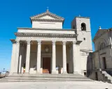 Basilica di San Marino, imponente con colonne e campanile, un luogo imperdibile per una visita a San Marino.