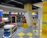 Un negozio LEGO pieno di set, con un personaggio pirata LEGO in primo piano. Sembra che ci siano anche delle "Befane" LEGO, pronte per le feste!