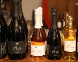 Bottiglie di spumante e passito del Podere dell'Angelo Rimini, tra cui "Ale" e "Milly", pronte per essere gustate.