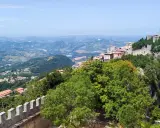 Panoramica mozzafiato di San Marino e delle colline circostanti. Un luogo perfetto per scoprire cosa vedere vicino San Marino, tra borghi e castelli.