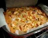 Bustrengo riminese appena sfornato, con mele dorate e zucchero croccante. Un dolce della tradizione romagnola.
