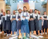 Il team di chef posa con orgoglio, pronto a servire esperienze culinarie d'eccellenza nei ristoranti stellati di Rimini.