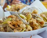 Fritto misto di pesce e verdure, un'ottima idea per cosa mangiare a Riccione. Croccante e saporito, perfetto con una caraffa di vino bianco.