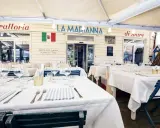 Tavoli apparecchiati per un pranzo all'aperto in uno dei ristoranti Rimini sul mare, "La Marianna".