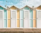 Cabine colorate sulla spiaggia, perfette per scoprire cosa fare a Riccione. Un'estate di sole e divertimento ti aspetta!