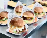Deliziosi hamburger pronti per essere gustati in un fast food a Rimini. Freschi ingredienti e pane soffice.