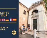 Famiglia in visita al Sepolcreto di Dante a Ravenna, con guida. Tour privati disponibili in varie lingue.