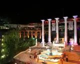 Un'imponente struttura con colonne greche, fontane e scalinate illuminate, pronta ad accogliere la movida delle discoteche Rimini.