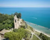 Torre dell'orologio a picco sul mare, un gioiello da scoprire a Fiorenzuola di Focara. Vista panoramica sull'Adriatico.