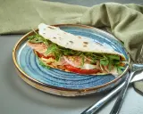 Piadina romagnola con prosciutto, mozzarella, pomodoro e rucola, un classico del rimini food.