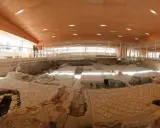 Resti archeologici della domus del chirurgo, con pavimenti a mosaico ben conservati sotto una moderna copertura in legno e vetro.