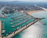 Vista aerea del porto turistico di Rimini, con centinaia di barche ormeggiate. Un paesaggio suggestivo, ideale per una gita fuori porta il 25 aprile.