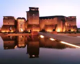Castello Sismondo illuminato di sera, con riflessi sull'acqua. Un luogo che evoca la magia del cinema, come un museo felliniano a Rimini.