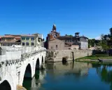 Ponte di Tiberio e scorci di Rimini, ideali per scoprire cosa vedere a Rimini in un giorno.