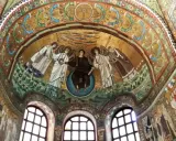 Mosaico bizantino con Cristo tra angeli, un capolavoro da vedere a Ravenna e dintorni.