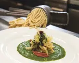 Pasta fresca fatta a mano su crema di verdure, un'idea su cosa mangiare a San Marino per un'esperienza culinaria autentica.