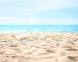 Sabbia dorata e mare azzurro sulla spiaggia di Levante Cesenatico. Un invito a rilassarsi sotto il sole.