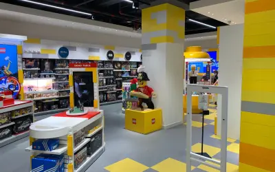 Un negozio LEGO pieno di set, con un personaggio pirata LEGO in primo piano. Sembra che ci siano anche delle "Befane" LEGO, pronte per le feste!