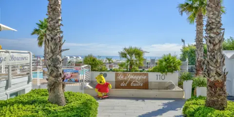 Un simpatico Winnie the Pooh su skateboard accoglie i visitatori al bagno 110 Riccione, "La Spiaggia del Cuore".