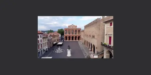 Piazza del Popolo a Rimini, 2 giugno. Un'elegante piazza con il Teatro Amintore Galli e il Palazzo dell'Arengo.