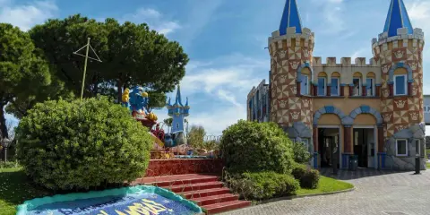 Castello fiabesco con draghetto azzurro e mosaico "Benvenuti a Fiabilandia". Un'idea per cosa fare a Rimini con i bambini.