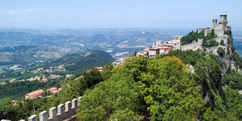 Panoramica mozzafiato di San Marino e delle colline circostanti. Un luogo perfetto per scoprire cosa vedere vicino San Marino, tra borghi e castelli.