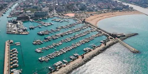 Vista aerea del porto turistico di Rimini, con centinaia di barche ormeggiate. Un paesaggio suggestivo, ideale per una gita fuori porta il 25 aprile.