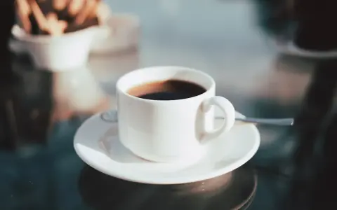 Un caffè fumante e biscotti per una perfetta colazione a Rimini.