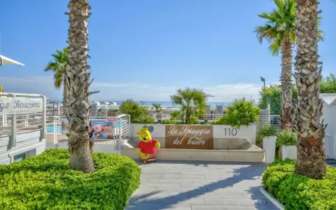 Un simpatico Winnie the Pooh su skateboard accoglie i visitatori al bagno 110 Riccione, "La Spiaggia del Cuore".