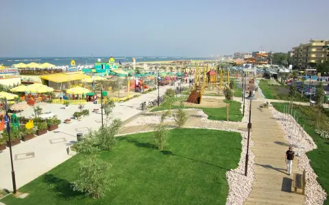 Un'area giochi e una passeggiata sul lungomare di Cesenatico, perfette per scoprire cosa fare a Cesenatico con i bambini.