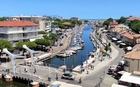 Porto Canale di Cervia, un luogo incantevole da esplorare. Barche ormeggiate, case colorate e un ponte moderno, tutto da scoprire tra le cose da vedere a Cervia.