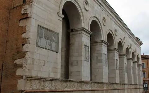 Il Tempio Malatestiano, capolavoro di Leon Battista Alberti, mostra la sua facciata in pietra bianca con archi e decorazioni.
