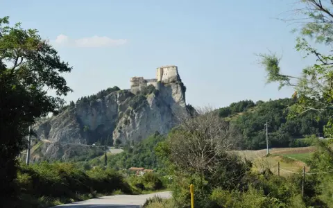 Fortezza medievale su uno sperone roccioso, un gioiello da scoprire tra le cose da vedere in Riviera Romagnola.