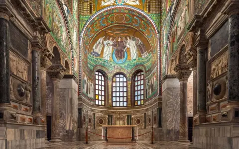 Interno di San Vitale, Ravenna. Mosaici bizantini narrano la storia di Ravenna, riassunto visivo di un impero.