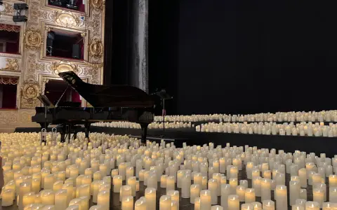 Un pianoforte su un palco ricoperto di candele, un'atmosfera magica di candlelight a Rimini.