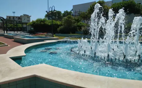 Le fontane danzanti di Cattolica creano uno spettacolo d'acqua scintillante sotto il sole.