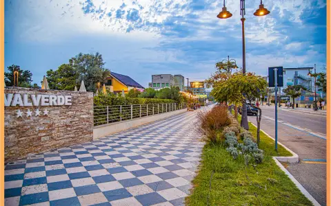 Passeggiata serale sul lungomare Valverde di Cesenatico, con il suo caratteristico pavimento a scacchi e le luci soffuse.