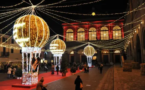 Luci natalizie illuminano Rimini, perfette per scoprire cosa visitare a Rimini e dintorni in inverno.