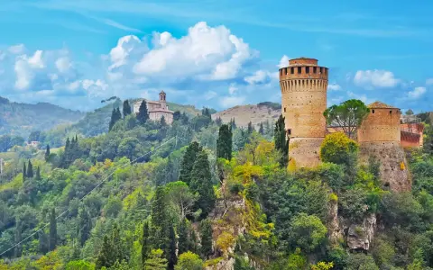 Torre medievale e borghi antichi immersi nel verde, un paesaggio incantevole nei borghi medievali vicino a Cesenatico.