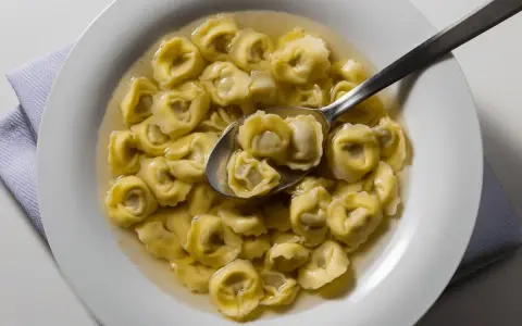 Tortellini in brodo, un classico da provare se ti chiedi cosa mangiare a Ravenna. Un piatto caldo e confortante.