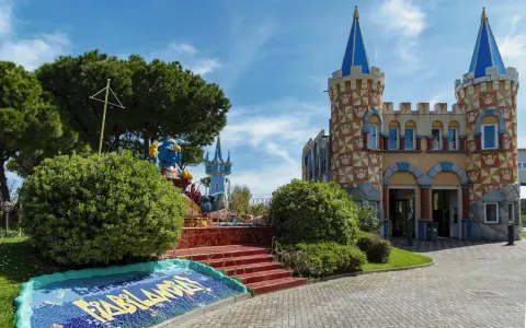 Castello fiabesco con draghetto azzurro e mosaico "Benvenuti a Fiabilandia". Un'idea per cosa fare a Rimini con i bambini.
